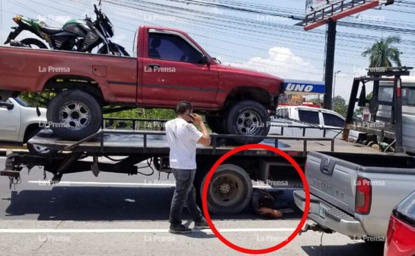 Video: Sampedrano se tira bajo una grúa en marcha para 'salvar' su vehículo  