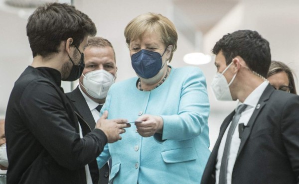 Merkel reitera su llamamiento a 'acelerar' la acción climática tras las inundaciones