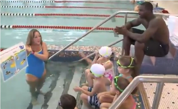 Vídeo: Brandon Bass aprende a nadar junto a niños de 10 años