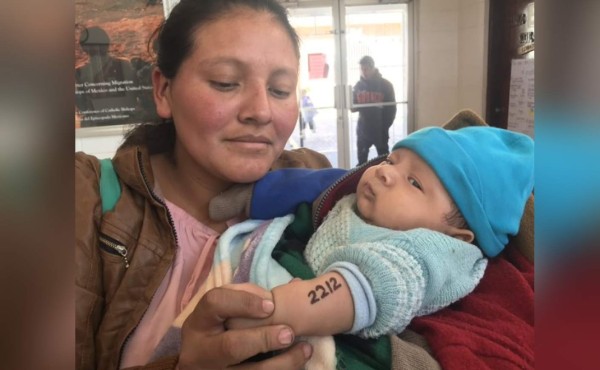 Video: Así marcan a niños hondureños en la frontera con EEUU