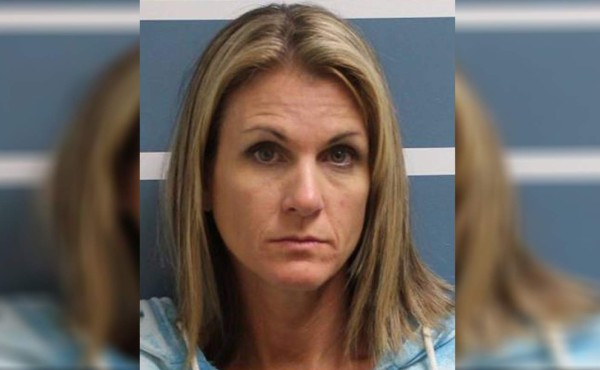 Mujer es acusada de tener relaciones con novios de sus hijas adolescentes