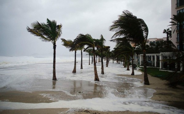 Tormenta Blanca se convierte en huracán y se dirige a México