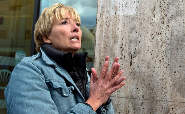 La actriz de 'Nanny Mcphee' con neumonía lidera marcha de protesta