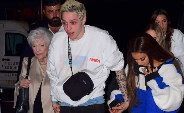 Piden a fans de Ariana Grande que detengan el acoso contra Pete Davidson