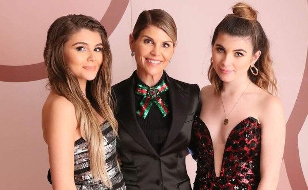 Suspende universidad a hijas de Lori Loughlin, acusada en fraude universitario