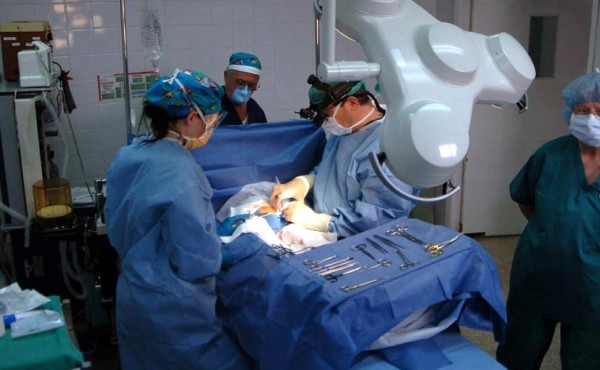 Médicos del Hospital Escuela suspenden cirugías por falta de insumos
