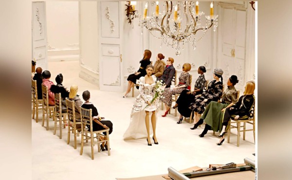 Moschino da vida a marionetas para lanzar su colección SS2021