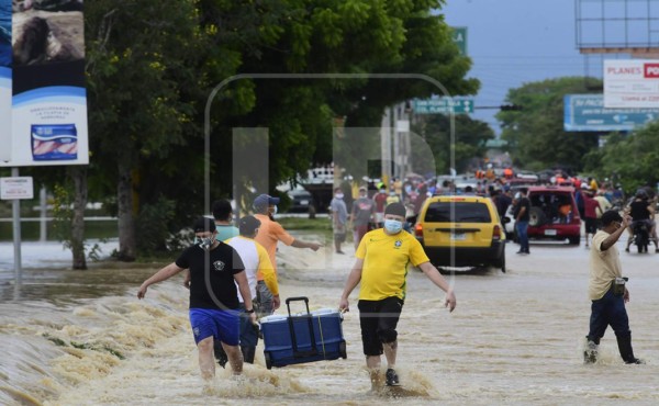 Huracán Eta: las correntadas dieron vuelta a los vehículos