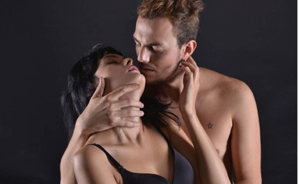 Él le propone salir con otro; ella no decide