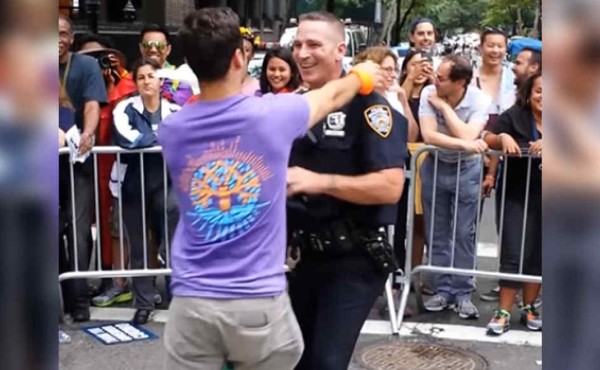 Fallece el famoso policía que bailó en un desfile del orgullo gay