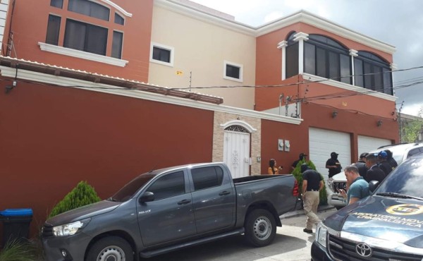 Una casa de la colonia Roble Oeste a punto de ser asegurada por agentes de la Atic.