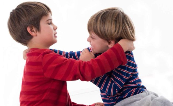 Así debes intervenir en una pelea entre hermanos