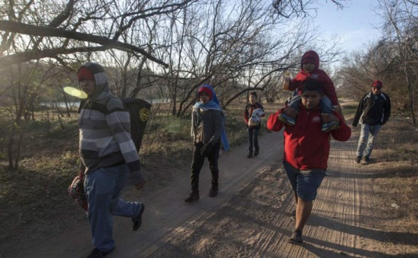 México frena el paso de 200 migrantes centroamericanos