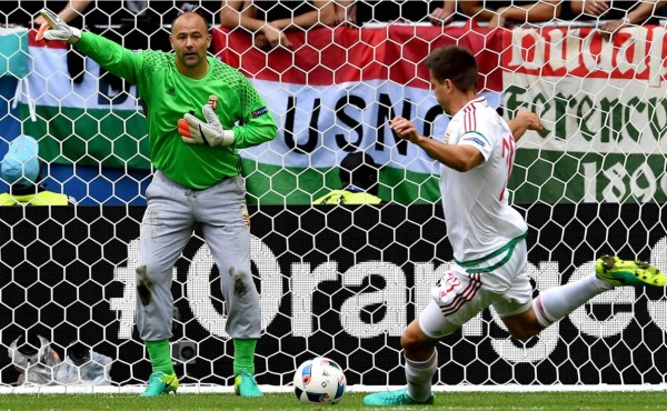 Conoce al portero húngaro que juega con pijama y logró récord en la Eurocopa