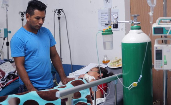 Hondureño tiene a sus tres hijos hospitalizados por dengue