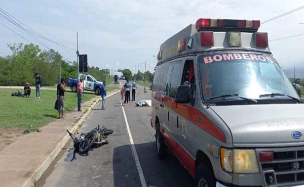 Muere mujer y sus dos hijos resultan heridos en accidente