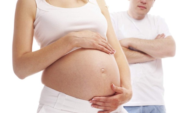 Tiene a sus dos novias embarazadas