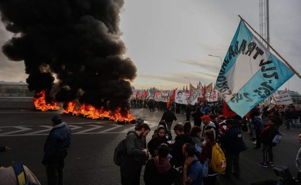 Huelga y marchas contra las políticas económicas de Macri en Argentina  