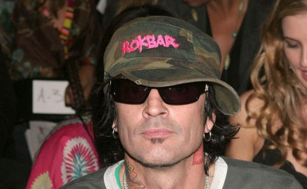 Tommy Lee vuelve a pelearse con su hijo en el día del padre