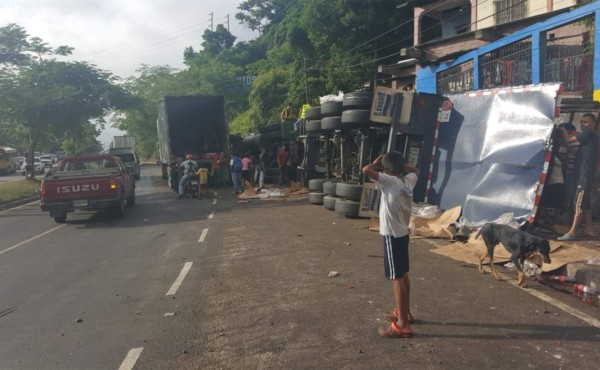 Rastra se vuelca cerca del puente de Chamelecón