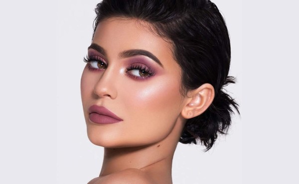 Kylie Jenner festeja sus 20 años con una voluptuosa escultura