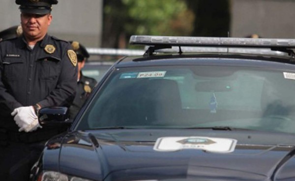 Expolicía acusado de robo, se quitó las esposas, golpeó a dos agentes y escapó en la patrulla