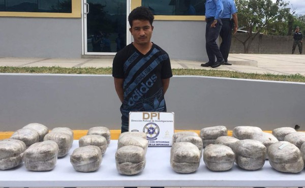 Lo detienen con 50 libras de supuesta marihuana