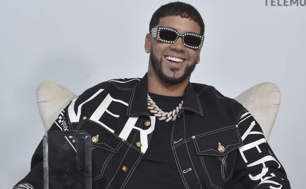 Anuel AA presume sus riquezas tras informes de robo por $250,000