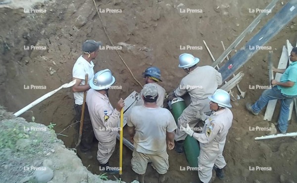 Bomberos trabajan para rescatar a joven soterrado en un pozo de Tocoa