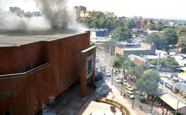Tres muertos en atentado en centro comercial de Bogotá