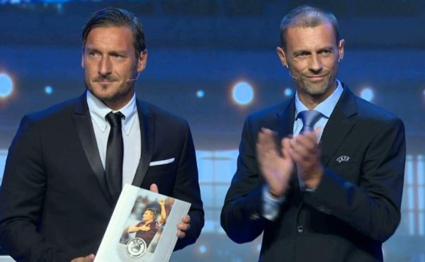 Totti recoge el premio Presidente de UEFA por larga trayectoria en la Roma