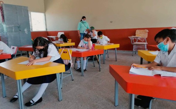 Crece debate por clases semipresenciales ante aumento de contagios en niños