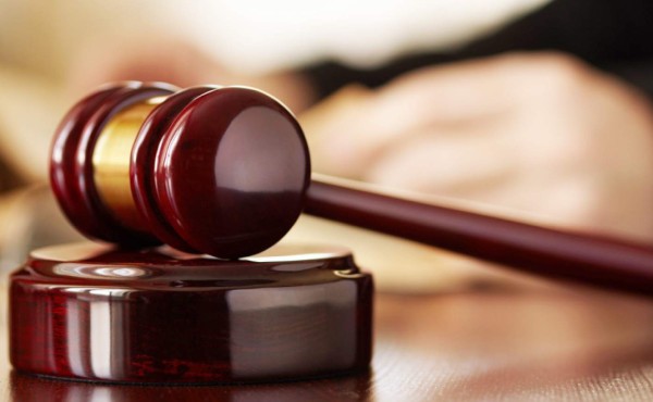 Juez ordena que se mida el miembro a un hombre detenido por agresión