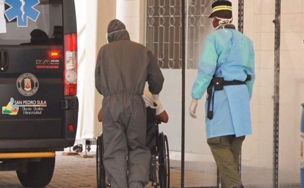 Llegan primeros 19 pacientes con COVID-19 a Unidad Estabilizadora del Gimnasio Municipal