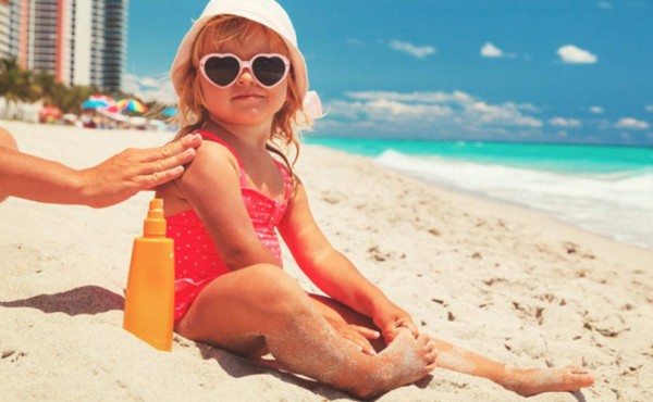 Cómo curar las quemaduras del sol que se hacen durante el verano