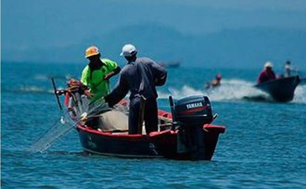 Rescatan a ocho pescadores en el caribe hondureño