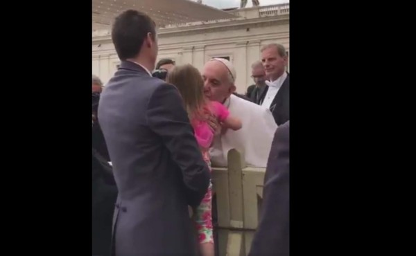 Una niña sorprendió al papa Francisco quitándole algo sagrado