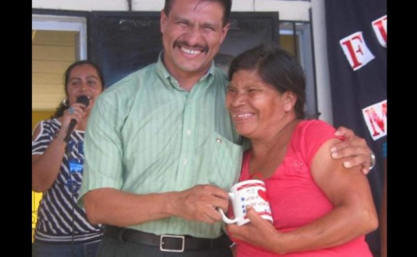 Alcalde muere electrocutado cuando colocaba propaganda