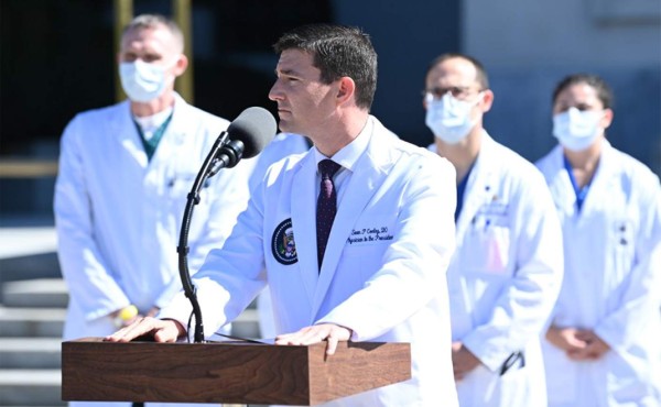 Trump 'evoluciona bien', pero 'no está fuera de peligro', dice su médico