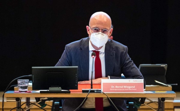 Un alcalde suspendido en Alemania por vacunarse sin ser prioritario