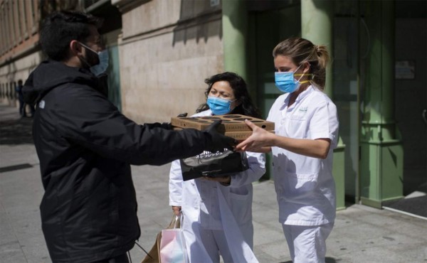 España logra recortar por cuarto día consecutivo las muertes por coronavirus