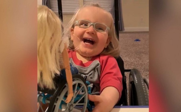 Video viral: la hermosa reacción de una niña al recibir una Barbie en silla de ruedas