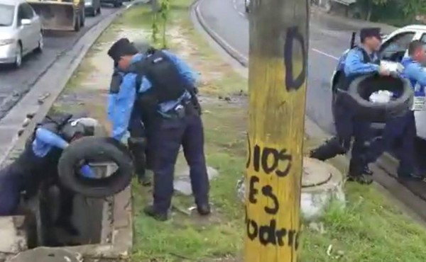 VIDEO: Policías descubren llantas escondidas en una alcantarilla