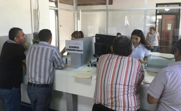 Hasta en horas nocturnas censan en el Instituto del Transporte en San Pedro Sula