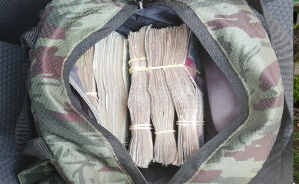 Hombre llevaba en su carro más de $10,000 y lo detienen en Corinto