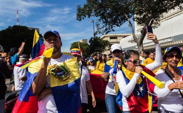 Calles repletas de venezolanos pidiendo la salida de Maduro; chavistas lo respaldan