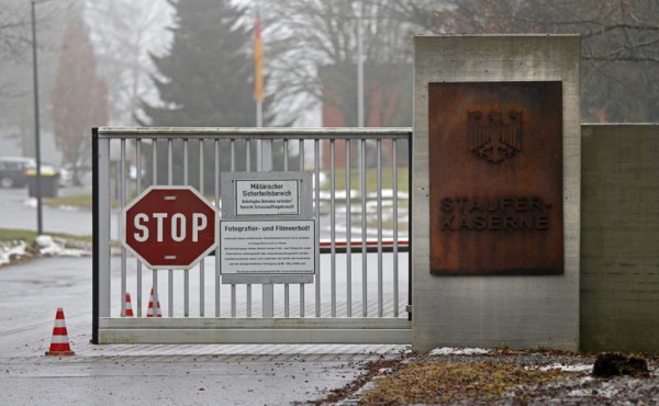 GR01 PFULLENDORF (GERMANY) 31/01/2017.- Vista de la entrada del cuartel de Pfullendorf, en el 'Land' de Baden-Württemberg, Alemania, hoy, 31 de enero de 2017. El inspector general del Ejército alemán, Volker Wieker, ordenó el pasado sábado 28 de enero una investigación sobre los presuntos rituales sexuales denunciados en un cuartel del sur del país y que han derivado ya en la suspensión del servicio de siete instructores. De acuerdo con el semanario 'Der Spiegel', en el citado cuartel se sometía a los reclutas a 'prácticas sexuales humillantes y sádicas' durante su proceso de admisión en el cuerpo de los equipos sanitarios. EFE/Ronald Wittek