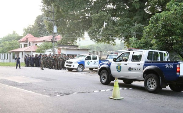 Policías y militares vigilan carreteras para evitar tomas
