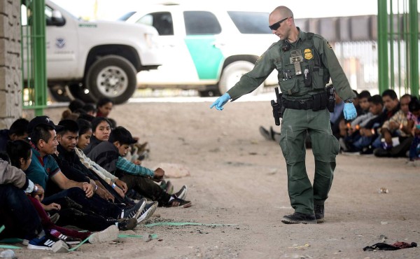 EEUU enviará a migrantes detenidos a California