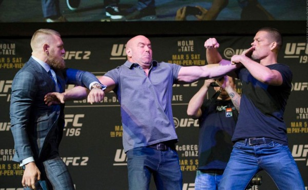 Luchadores se van a los golpes previo al duelo en la UFC